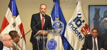 Presidente de Indotel entrega computadoras en UASD. Imagen: Indotel.