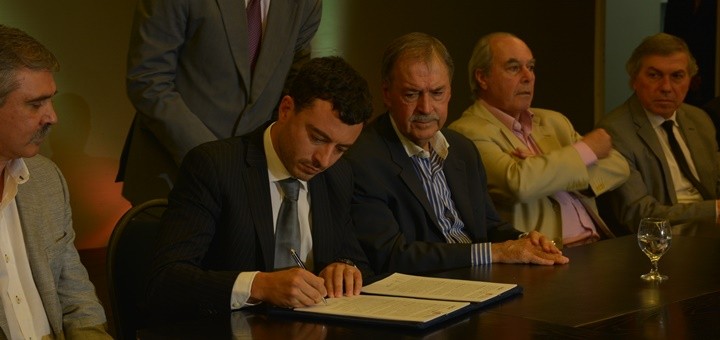 Firma del convenio entre Arsat y el gobierno de Córdoba. Imagen: Arsat