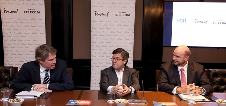 James Scriven, Gerente General de la CII; Luis Alberto Moreno, Presidente del Grupo BID; y Germán Vidal, CEO del Grupo Telecom, durante la firma del acuerdo de financiación por U$$ 100 millones. Imagen: Telecom Argentina