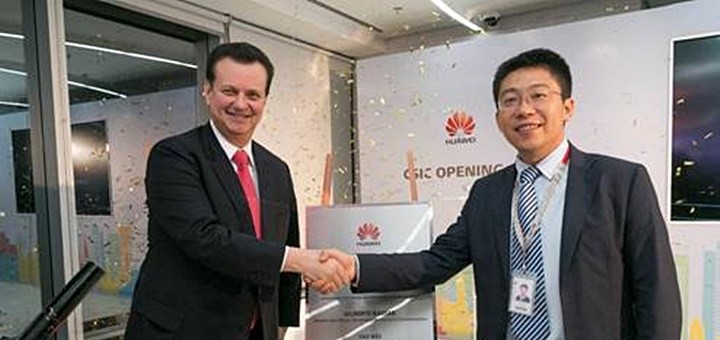 Giberto Kassab, ministro de Ciencia, Tecnología Innovación y Comunicaciones junto con Yao Wei, CEO de Huawei. Imagen: Huawei