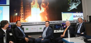Temer y Kassab acompañaron el lanzamiento del SGDC desde el Centro de Operaciones de Brasilia. Imagen: MCTIC.