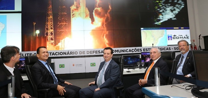 Temer y Kassab acompañaron el lanzamiento del SGDC desde el Centro de Operaciones de Brasilia. Imagen: MCTIC.