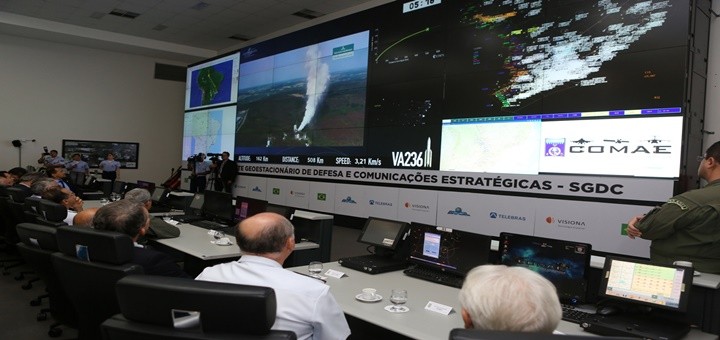 Centro de monitoreo en Brasilia. Imagen: MCTIC.