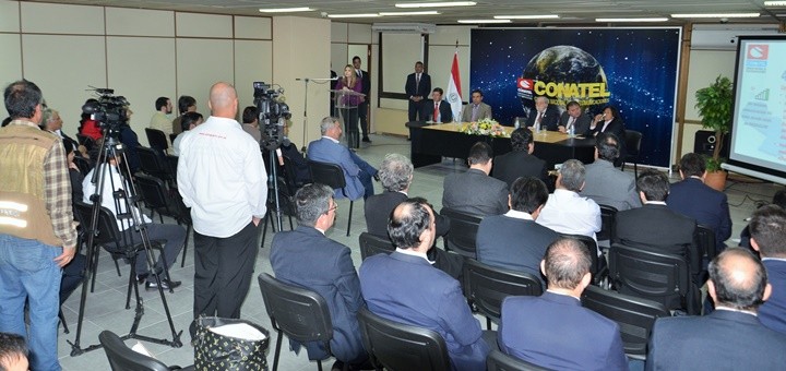 Presentación del borrador del pliego de 700 MHz. Imagen: Conatel Paraguay.