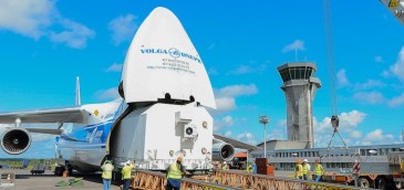 El satélite 37e llega al aeropuerto de Cayena, en Guayana Francesa. Imagen: Intelsat.