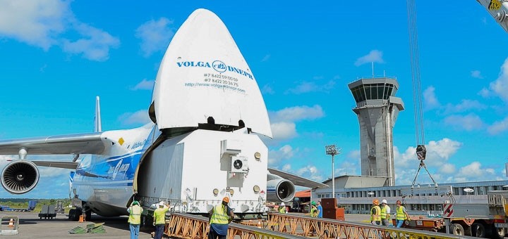 El satélite 37e llega al aeropuerto de Cayena, en Guayana Francesa. Imagen: Intelsat.