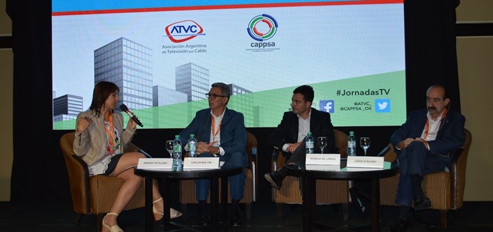 Carlos Moltini. CEO de Cablevisión: Rodrigo de Loredo, presidente de Arsat y Jorge di Blasio, presidente de Red Intercable en Jornadas Internacionales 2017. Imagen: ATVC