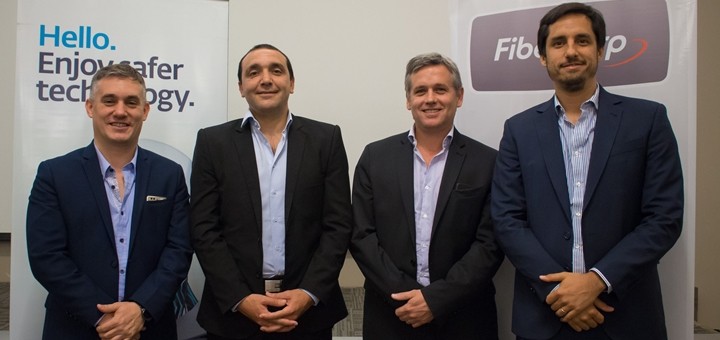 Alejandro Grisoni, Jefe de Producto de FiberCorp; Augusto Bainotti, Country Manager para Argentina de ESET Latinoamérica; Ignacio Ardohain, Gerente Comercial de FiberCorp y Federico Perez Acquisto, Gerente General de ESET Latinoamérica.