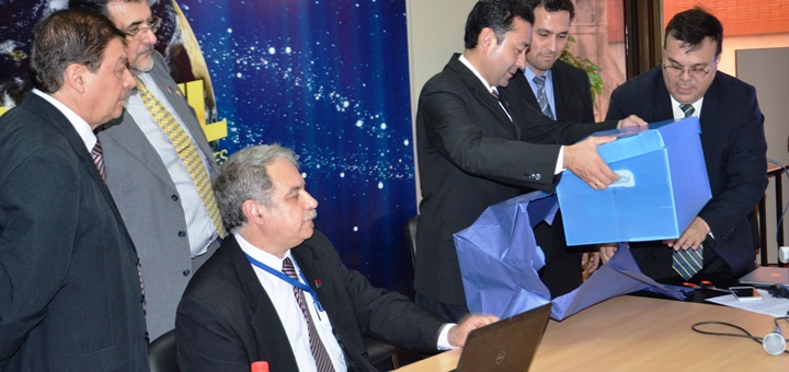 Apertura de sobres para la licitación de 700 MHz. Imagen: Conatel
