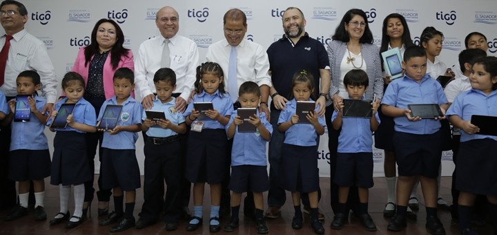 Entrega de tabletas de Tigo El Salvador. Imagen: Tigo El Salvador.