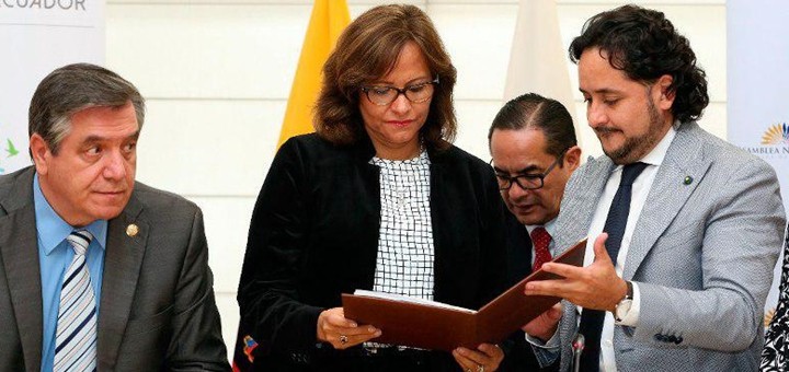 Secretario de Comunicación, Andrés Michelena, entrega proyecto a la Asamblea Nacional. Imagen: Secretaria de Comunicación.