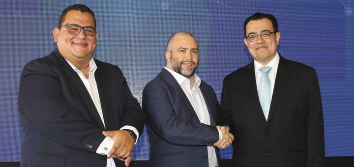 Daniel Barrientos, director Ejecutivo de Tigo Money; Marcelo Alemán, CEO de Tigo y Óscar Cabrera, presidente del Banco Central de Reserva. Imagen: BCR.