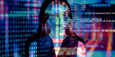 Mujer bit - foto de ThisisEngineering en Unsplash