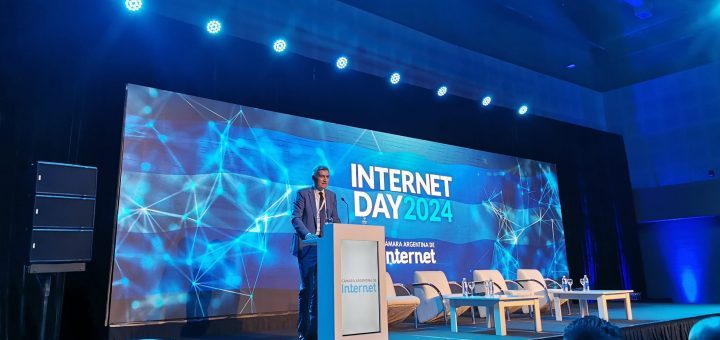 Argentina: el sector pidió bajar la carga impositiva y el gobierno anticipó cambios en el servicio universal, en el inicio del Internet Day