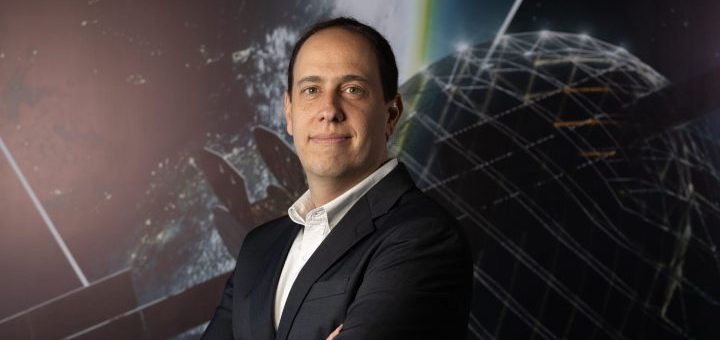 “Queremos viabilizar que cuando un cliente salga de su zona de cobertura móvil, entre en una zona de cobertura satelital, y que esto pueda fluir”