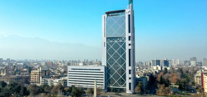 Telefónica Chile reactiva la venta de su edificio con forma de celular ¿para saldar deudas con la casa matriz?